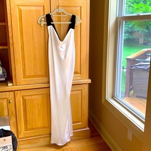 NWT VERA WANG FULL LENGTH NEGLIGE E